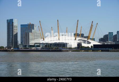 L'O2 Arena vu de l'autre côté de la Tamise, Londres Angleterre Royaume-Uni UK Banque D'Images