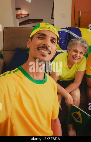 Brazilian Mixed Race Family célébrant la coupe dans le salon en regardant un match de football. Banque D'Images