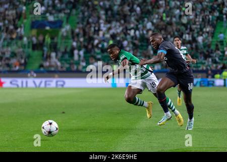 12 octobre 2022. Lisbonne, Portugal. L'avant-projet sportif du Ghana Fatawu Issahaku (18) et le défenseur de Marseille du Portugal Nuno Tavares (30) en action pendant le match de la série 4th du Groupe D pour la Ligue des champions de l'UEFA, Sporting vs Olympique de Marseille © Alexandre de Sousa/Alay Live News Banque D'Images