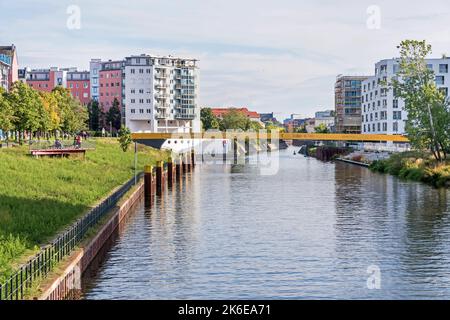 Berlin, Allemagne - 23 septembre 2022: Nouveau pont Golda-Meir-Steg au-dessus du canal de navigation Berlin-Spandau et le nouveau quartier comme un lieu de vivre, WO Banque D'Images