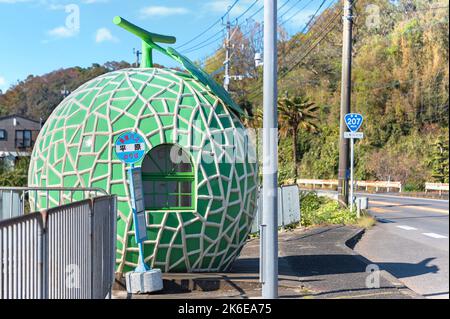 kyushu, japon - décembre 10 2021 : joli et drôle de cantaloup géant fruit conçu comme arrêt de bus à la station Hirahara sur l'autoroute 207 de Konagai tow Banque D'Images
