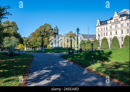 Carl Johans Park avec la statue du roi Karl à l'automne à Norrköping, en Suède. Karl Johan était le premier roi de la famille Bernadotte. Banque D'Images