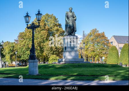 Carl Johans Park avec la statue du roi Karl à l'automne à Norrköping, en Suède. Karl Johan était le premier roi de la famille Bernadotte. Banque D'Images