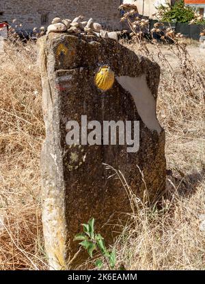 Marqueur Camino avec une coquille jaune, Camino à Saint-Jacques-de-Compostelle, Camino Frances Banque D'Images