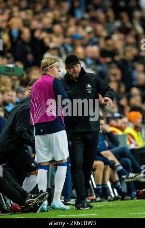 Stockholm, Suède, le 13 octobre 2022, Jens Petter Hauge de Gent et l'entraîneur en chef de Gent Hein Vanhaezebrouck réagissent lors d'un match de football entre DJURIF suédois et KAA Gent belge, le jeudi 13 octobre 2022 à Stockholm, en Suède, le quatrième jour de la scène du groupe de l'UEFA Europa Conference League. BELGA PHOTO JASPER JACOBS Banque D'Images