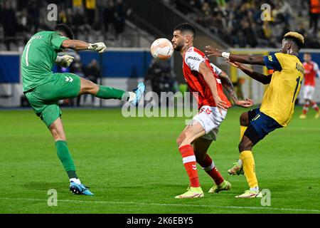 Mateus, le gardien de but de Braga, Vitor Tormena de Braga et Simon Adingra de l'Union se battent pour le ballon lors d'un match entre l'équipe belge de football Royale Union Saint-Gilloise et le club portugais SC Braga, jeudi 13 octobre 2022 à Heverlee, Belgique, Le quatrième match sur six de la phase de groupe de l'UEFA Europa League. BELGA PHOTO LAURIE DIEFFEMBACQ Banque D'Images