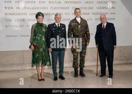 La reine Mathilde de Belgique, le roi Philippe - Filip de Belgique, le prince Gabriel et le roi Albert II de Belgique posent pour le photographe lors de la cérémonie d'ouverture de l'année académique 2022-2023 de l'École militaire royale (KMS), à Bruxelles, le jeudi 13 octobre 2022. Les nouveaux étudiants, dont le prince Gabriel, font leur entrée solennelle et le roi remet également le degen du roi au vice-lieutenant Jasper Mathys. BELGA PHOTO HATIM KAGHAT Banque D'Images