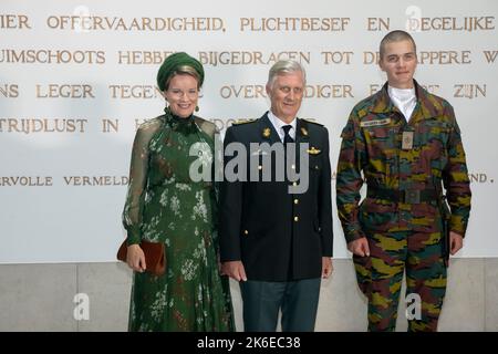 La reine Mathilde de Belgique, le roi Philippe - Filip de Belgique et le prince Gabriel posent pour le photographe lors de la cérémonie d'ouverture de l'année académique 2022-2023 de l'École militaire royale (KMS), à Bruxelles, le jeudi 13 octobre 2022. Les nouveaux étudiants, dont le prince Gabriel, font leur entrée solennelle et le roi remet également le degen du roi au vice-lieutenant Jasper Mathys. BELGA PHOTO HATIM KAGHAT Banque D'Images