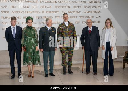 Le prince Emmanuel, la reine Mathilde de Belgique, le roi Philippe - Filip de Belgique, le prince Gabriel, le roi Albert II de Belgique et la princesse Eleonore posent pour le photographe lors de la cérémonie d'ouverture de l'année académique 2022-2023 de l'École militaire royale (KMS), à Bruxelles, le jeudi 13 octobre 2022. Les nouveaux étudiants, dont le prince Gabriel, font leur entrée solennelle et le roi remet également le degen du roi au vice-lieutenant Jasper Mathys. BELGA PHOTO HATIM KAGHAT Banque D'Images