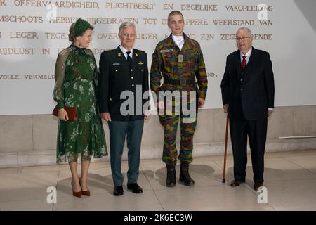 La reine Mathilde de Belgique, le roi Philippe - Filip de Belgique, le prince Gabriel et le roi Albert II de Belgique posent pour le photographe lors de la cérémonie d'ouverture de l'année académique 2022-2023 de l'École militaire royale (KMS), à Bruxelles, le jeudi 13 octobre 2022. Les nouveaux étudiants, dont le prince Gabriel, font leur entrée solennelle et le roi remet également le degen du roi au vice-lieutenant Jasper Mathys. BELGA PHOTO HATIM KAGHAT Banque D'Images