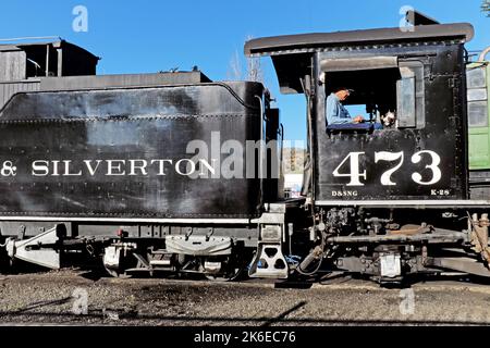 Conductor est assis dans la cabine de la Locomotive 473 avant de partir de Durango à Silverton Colorado sur 24 septembre 2022. Banque D'Images