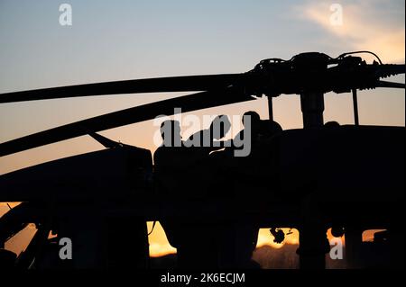 Les aviateurs de la US Air Force affectés au 55th Regeneration Squadron effectuent la maintenance d'un HH-60G Pave Hawk affecté au 55th Rescue Squadron de la base aérienne Davis-Monthan, Arizona, le 11 octobre 2022. La NQS de 55th fournit des forces de recherche et de sauvetage de combat déployables rapidement aux commandants de théâtre du monde entier et déploie continuellement des aéronefs et des équipages en réponse aux catastrophes nationales, aux missions de recherche et de sauvetage et aux missions d'évacuation médicale. (É.-U. Photo de la Force aérienne par le premier Airman Kaitlyn Ergish) Banque D'Images