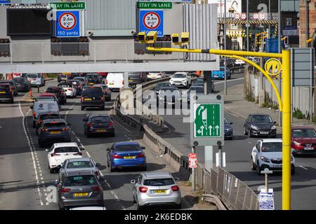 Voitures sur le tunnel Blackwall A102 Approach, Londres Angleterre Royaume-Uni Banque D'Images