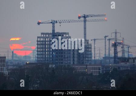 Grues sur le site de construction de bâtiments résidentiels à Londres, Angleterre Royaume-Uni Banque D'Images
