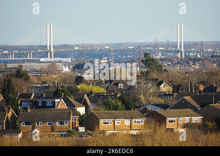 Maisons à Rainham avec le pont de la reine Elizabeth II en arrière-plan, Essex, Angleterre, Royaume-Uni, Royaume-Uni Banque D'Images