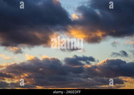 Nuages sombres sur ciel clair de coucher de soleil Banque D'Images