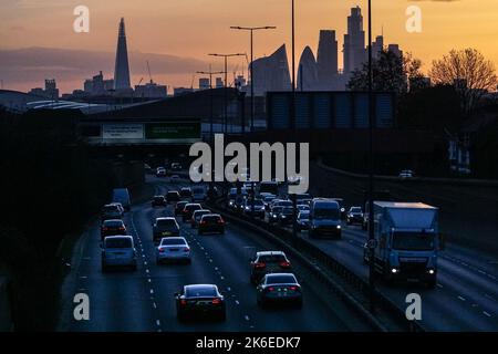 Trafic sur la route A12 avec les gratte-ciel de la ville de Londres en arrière-plan, Londres Angleterre Royaume-Uni Banque D'Images