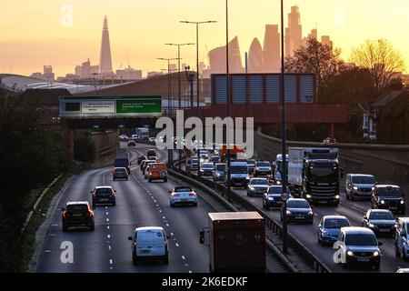 Trafic sur la route A12 avec les gratte-ciel de la ville de Londres en arrière-plan, Londres Angleterre Royaume-Uni Banque D'Images