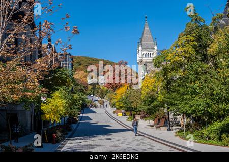 Montréal, Canada - 11 octobre 2022 : Église anglicane Saint-George à l'automne Banque D'Images