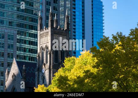 Montréal, Canada - 11 octobre 2022 : Église anglicane Saint-George à l'automne Banque D'Images