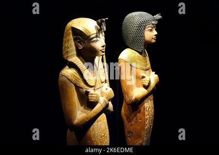 Objets funéraires en bois d'ushabtis trouvés dans le tombeau du roi Toutankhamon Banque D'Images