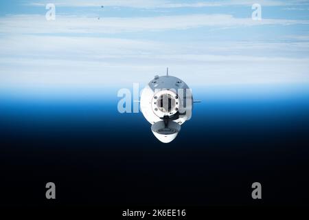 Atmosphère terrestre. 6th octobre 2022. Le vaisseau d'équipage SpaceX Dragon Endurance, transportant quatre membres de l'équipage 5, s'approche de la Station spatiale internationale avec l'horizon de la Terre en arrière-plan Credit: Kjell Lindgren/NASA/ZUMA Press Wire Service/ZUMAPRESS.com/Alamy Live News Banque D'Images
