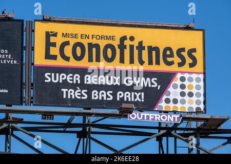 Montréal, Canada - 11 octobre 2022 : panneau publicitaire présentant une annonce pour la chaîne de gym Econofitness Banque D'Images