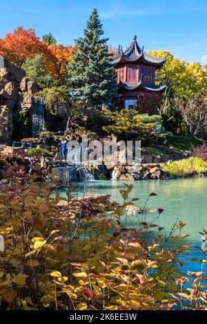 Montréal, CA - 11 octobre 2022 : la Tour des nuages à condensation au jardin botanique de Montréal, en automne Banque D'Images