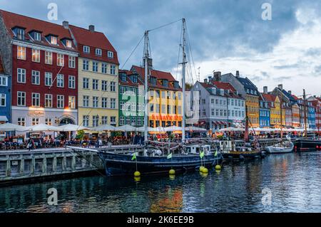 Maisons colorées le long du canal de Nyhavn à Copenhague, Danemark Banque D'Images