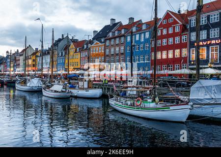 Maisons colorées le long du canal de Nyhavn à Copenhague, Danemark Banque D'Images