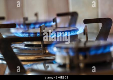 Flammes de gaz bleues qui brûlent sur un brûleur de table de cuisson à gaz, cuisinière à gaz de cuisine Banque D'Images