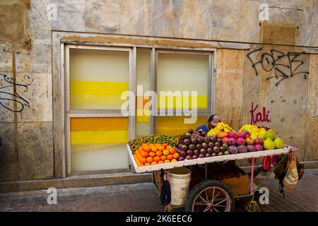 Porte-fruits, mur jaune et fenêtres, Cartagena, Colombie Banque D'Images