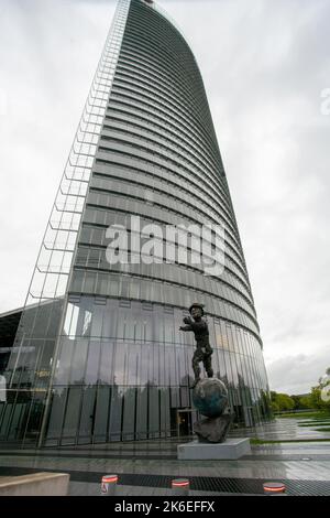 09-18-2022 Bonn, Allemagne. 'Tour de poste' (tour de poste) à Bonn - le bâtiment 8th en Allemagne avec une hauteur de 162m et statue drôle en bas Banque D'Images