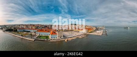 Vue panoramique aérienne des piétons à Praca do Comercio à Lisbonne, Portugal avec le château Saint-George en arrière-plan ainsi que d'autres Landmar de Lisbonne Banque D'Images