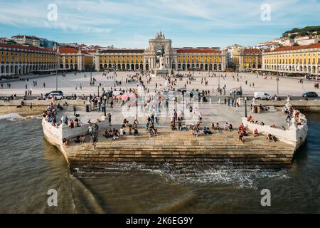 Vue aérienne des piétons à Praca do Comercio à Lisbonne, Portugal Banque D'Images