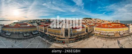 Lisbonne, Portugal - 13 octobre 2022 : vue panoramique aérienne des piétons à Praca do Comercio à Lisbonne, Portugal Banque D'Images