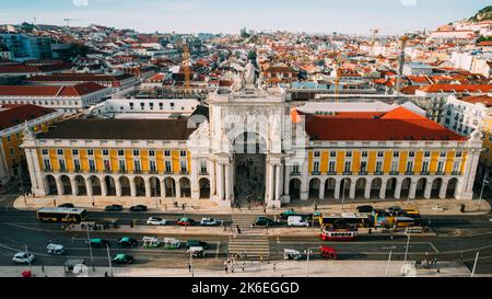 Lisbonne, Portugal - 13 octobre 2022: Vue aérienne des piétons à Praca do Comercio à Lisbonne, Portugal menant à Rua Augusta dans le quartier de baixa Banque D'Images