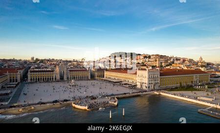 Vue aérienne des piétons à Praca do Comercio à Lisbonne, Portugal avec le château Saint-George en arrière-plan ainsi que d'autres monuments de Lisbonne Banque D'Images