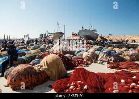 Des tas de filets de pêche attendent d'être utilisés sur les bateaux de pêche dans le port de pêche d'Essaouria, Maroc, Afrique Banque D'Images