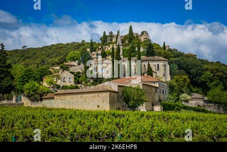 Vue sur le village médiéval de Lussan, avec vignobles en premier plan dans le sud de la France (Gard) Banque D'Images