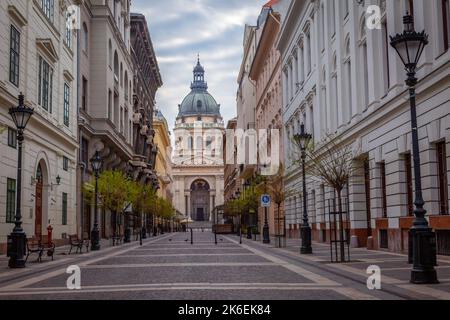Rue Zrinyi utca et basilique Saint-Stephens dans le centre de Budapest, Hongrie Banque D'Images