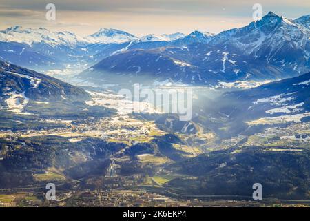 Chaîne montagneuse enneigée du col du brenner, idyllique Tyrol à Innsbruck, Autriche Banque D'Images