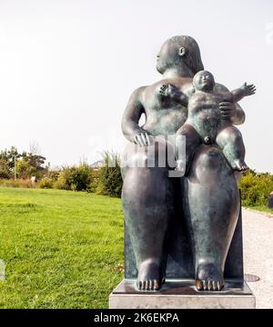Statue de maternidade (maternité) de l'artiste colombien Fernando Botero dans le Parque Eduardo VII, Lisbonne, Portugal Banque D'Images