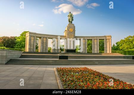 Monument de la guerre soviétique à Tiergarten au coucher du soleil paisible, Berlin, Allemagne Banque D'Images