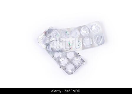 Blister médical de pilules sur un fond blanc isolé avec des pilules de réflexion Сapsule dans blister sur un blanc Banque D'Images