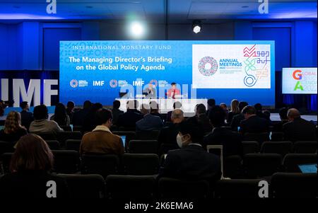 Washington, États-Unis. 13th octobre 2022. La directrice générale de la FIOM, Kristalina Georgieva (R, Rear), prend la parole lors d'une conférence de presse à Washington, DC, aux États-Unis, le 13 octobre 2022. Les marchés émergents et les pays en développement sont frappés par un dollar plus fort, des coûts d'emprunt élevés et des sorties de capitaux -- un triple coup particulièrement lourd pour les pays qui sont sous un niveau élevé de dette, a déclaré jeudi le directeur du Fonds monétaire international (FMI). Credit: Liu Jie/Xinhua/Alay Live News Banque D'Images