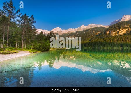 Symétrie de réflexion du lac Tovel dans le Trentin-Haut-Adige, Dolomites, Italie Banque D'Images