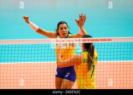 APELDOORN, PAYS-BAS - OCTOBRE 13 : Ana Carolina Da Silva du Brésil célèbre lors du match de demi-finale entre l'Italie et le Brésil le jour 19 du Championnat du monde de volley-ball FIVB Womens 2022 à l'Omnisport Apeldoorn sur 13 octobre 2022 à Apeldoorn, pays-Bas (photo par Rene Nijhuis/Orange Pictures) Banque D'Images