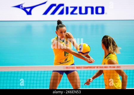 APELDOORN, PAYS-BAS - OCTOBRE 13 : Gabriela Gabi Braga Guimaraes, du Brésil, joue le ballon lors du demi-finale entre l'Italie et le Brésil le jour 19 du Championnat du monde de volley-ball des femmes FIVB 2022 à l'Omnisport Apeldoorn sur 13 octobre 2022 à Apeldoorn, pays-Bas (photo de René Nijhuis/Orange Pictures) Banque D'Images