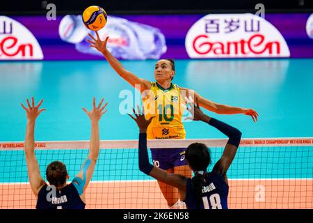 APELDOORN, PAYS-BAS - OCTOBRE 13: Gabriela Gabi Braga Guimaraes du Brésil pointe le ballon lors du demi-finale match entre l'Italie et le Brésil le jour 19 du Championnat du monde de volley-ball des femmes FIVB 2022 à l'Omnisport Apeldoorn sur 13 octobre 2022 à Apeldoorn, pays-Bas (photo de René Nijhuis/Orange Pictures) Banque D'Images